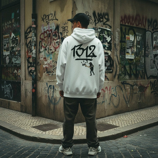 Homem de costas usa hoodie branco astredik com estampa 1312 em beco urbano com grafites