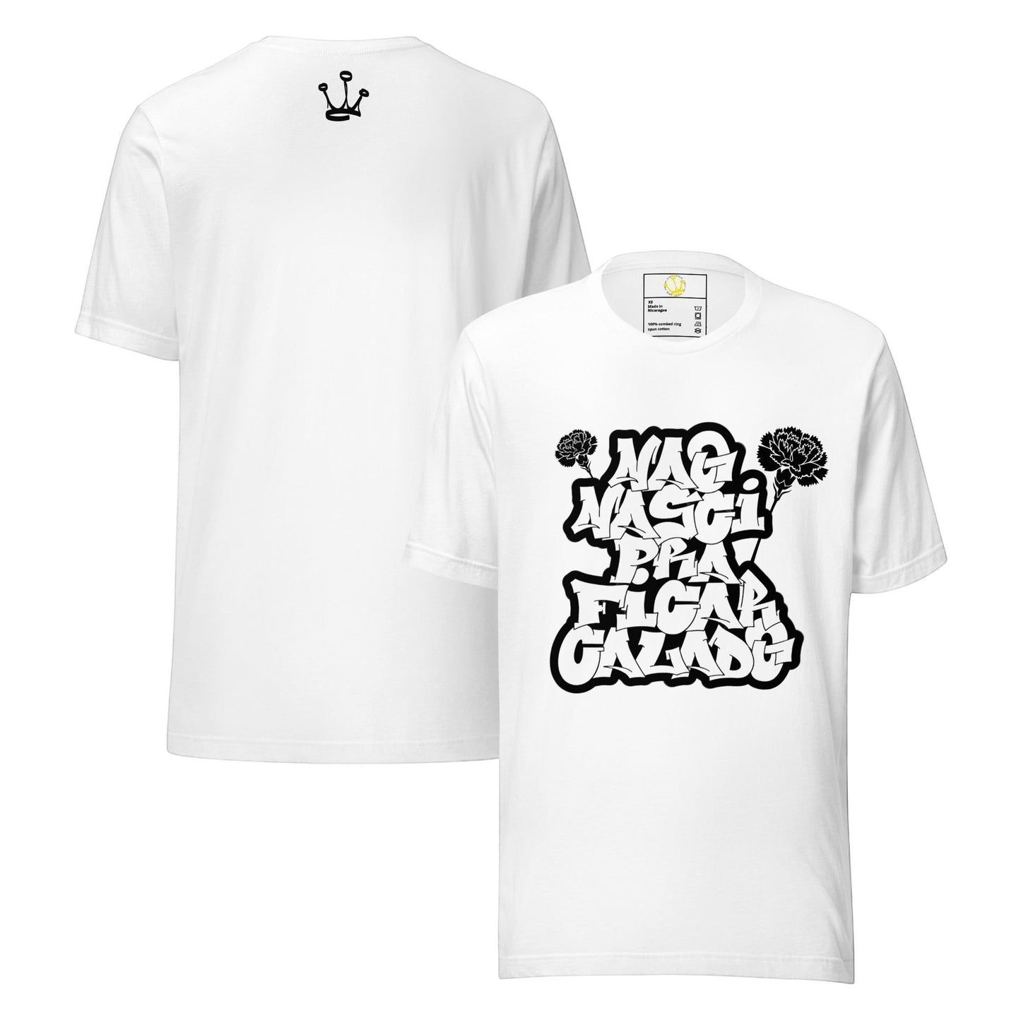 T-shirt branca astredik com estampa de graffiti Não Nasci Para Ficar Calado e detalhe de cravo nas costas