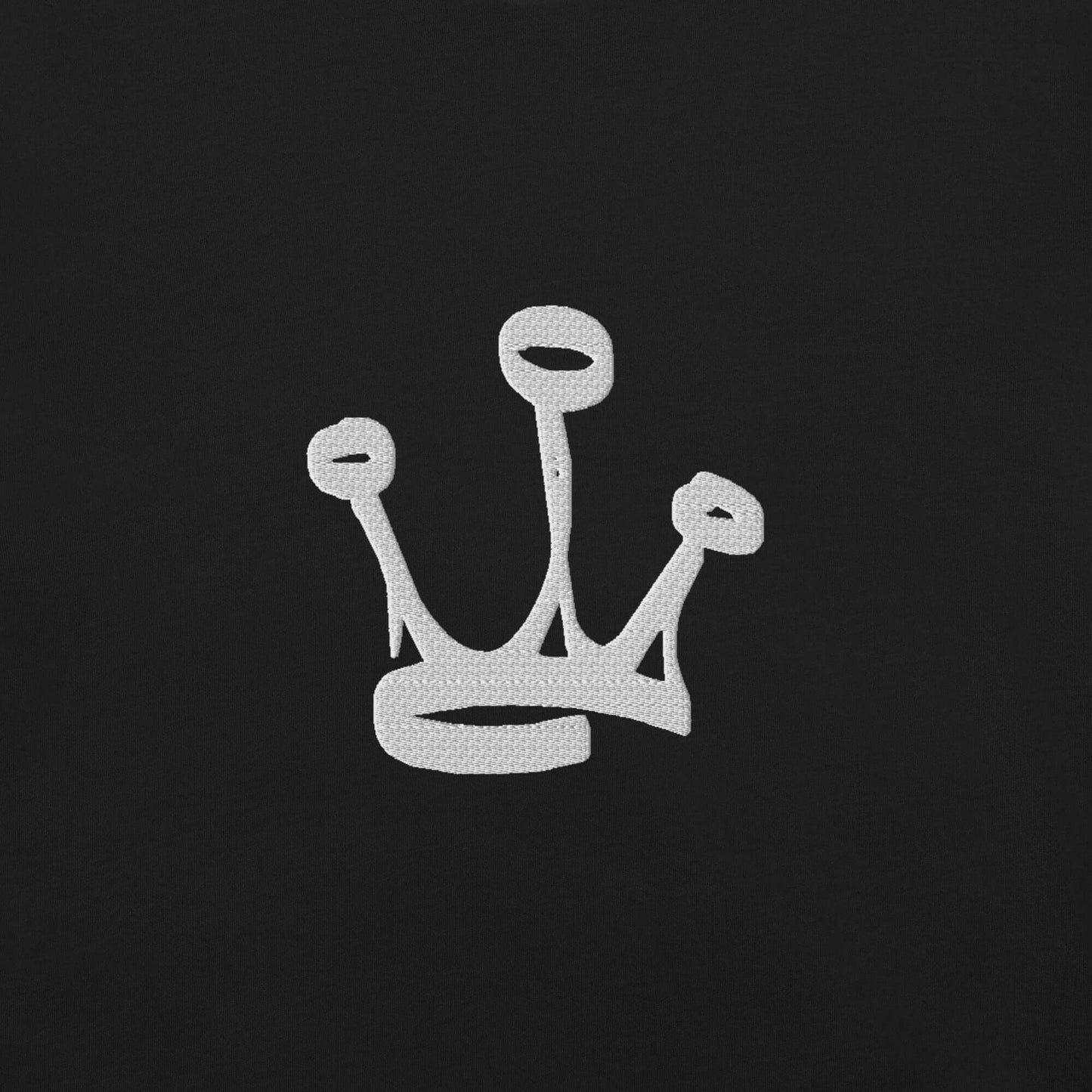 T-shirt preta astredik com bordado branco de uma coroa estilizada em traço simples