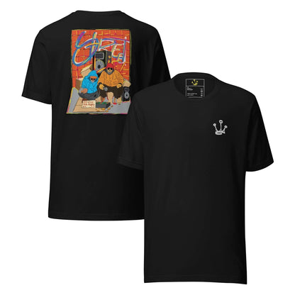 T-shirt preta astredik com estampa artística nas costas de dois mendigos com microfone e logótipo no peito