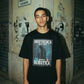 Homem jovem veste t-shirt preta de algodão astredik com estampa urbana e a frase Indiferença Mata Tanto Quanto a Injustiça
