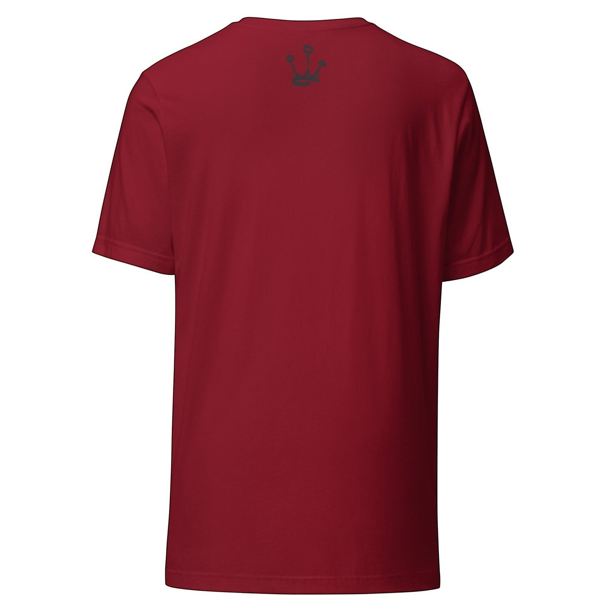 Vista traseira da t-shirt astredik vermelha com pequeno logótipo de coroa na nuca, edição 25 de Abril.
